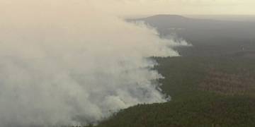 Raging Australia wildfires trap 4,000 residents in seaside town