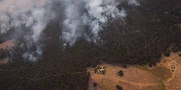 Thousands flee, some restock in face of worsening Australian wildfires