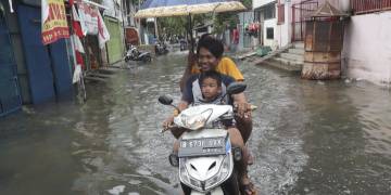Mudslides, power outages in Indonesia challenge search for people missing amid floods