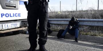 Thousands of migrants seek to enter Greece despite sealed border
