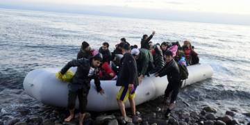 Child dead after migrants rush to cross Greek border from Turkey