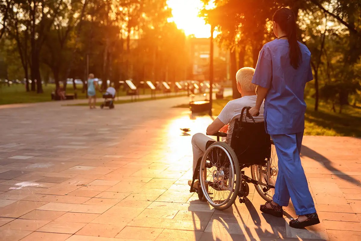 Light therapy device helps improve some symptoms of dementia