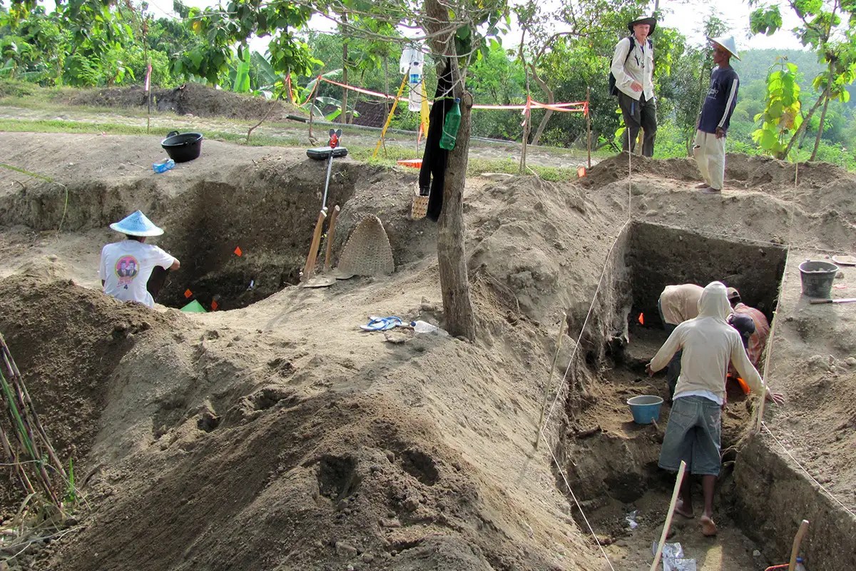Homo erectus lived recently enough that it may have met Denisovans