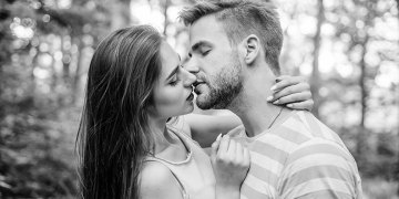Simple Peck or Steamy Makeout? What You Can Learn from a First Kiss