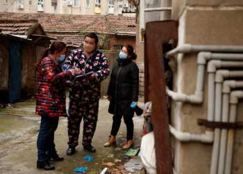 Coronavirus: Thai doctors 'efficiently deal with' virus but stocks plunge in China